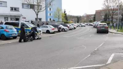 Bluttat in Dormagen: Mann (44) auf offener Straße niedergestochen - Vier Verdächtige im Visier