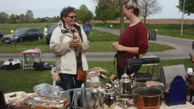 Bredenfelde: Zwölf Höfe verwandeln Dorf in riesigen Flohmarkt