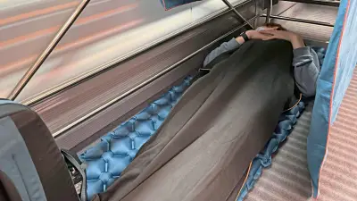 Darf man mit der BahnCard 100 dauerhaft im Zug leben? Anwalt klärt auf