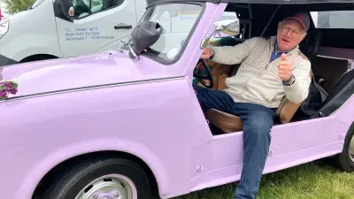 DDR-Kult in Rosa: 83-jähriger Fan präsentiert Trabi-Kübel auf Oldtimertreffen in Prenzlau