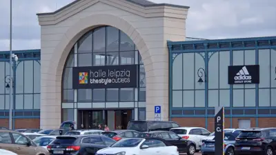 Diebstahl im Brehnaer Outlet: Frau bei Einkaufsbummel angerempelt und bestohlen