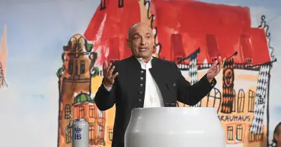 Django Asüls Maibock-Anstich: Kabarettist verteilt satirische Hiebe an Politikprominenz