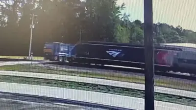 Dramatischer Unfall in den USA: Zug kollidiert mit vollem Tempo in Müllwagen