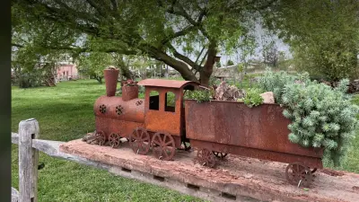 Dreister Osterdiebstahl in Teterow: Gusseiserne Lok gewaltsam entwendet