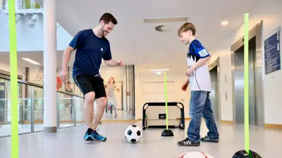 Ein Herz für Kinder: Sporttherapie-Projekt SPRUNGbrett hilft kranken Kindern in sechs Unikliniken