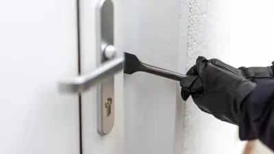 Einbruch in Geräteschuppen bei Weißenfels: Polizei sucht unbekannte Täter