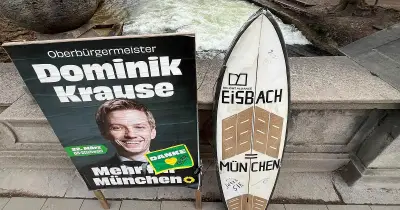 Eisbach-Surfer richten mit Plakat und Surfbrett Botschaft an neuen OB Krause