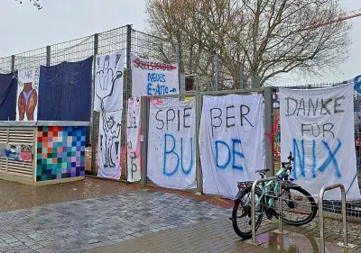 Eklat an Freier Schule Anhalt: Sexistische Plakate überschatten Abiturfeier in Köthen