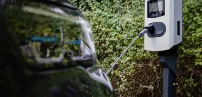 Elektroautos erreichen historischen Kostenvorteil: Bis zu 67 Prozent Ersparnis gegenüber Benzinern