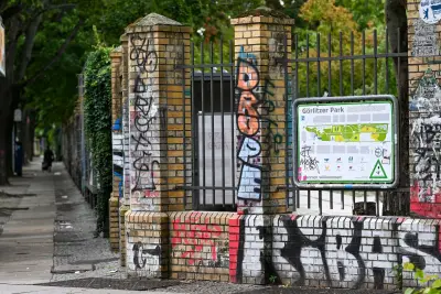 Erneute Zerstörung am Zaun des Görlitzer Parks in Berlin