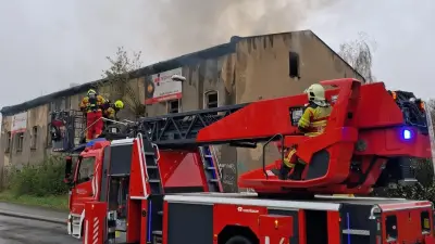 Feuerwehr-Einsatz in Bitterfeld: Leerstehendes Gebäude an Bundesstraße 100 in Flammen