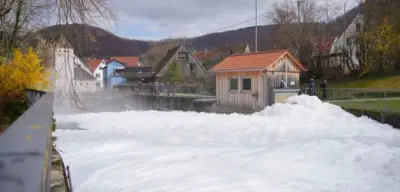 Feuerwehr in Bad Ditzenbach bekämpft massiven Schaumteppich nach Chemieunfall in der Fils
