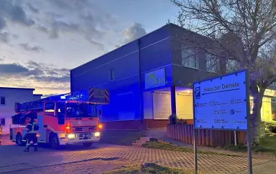 Feuerwehr Köthen: Doppelter Einsatz mit Rauchmelder-Alarm und Schotter auf Straße