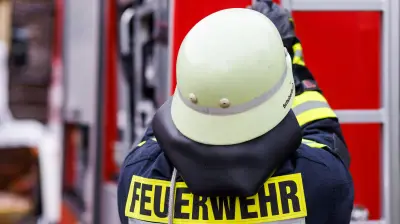 Feuerwehr löscht Tonnenbrand auf verlassenem Grundstück in Roßlau - Ermittlungen laufen