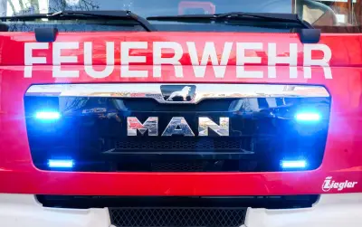 Feuerwehr rettet Bewohner bei Brandstiftung in Kyritz - Elf Verletzte