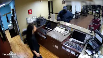 Freundlichster Räuber der Welt bedankt sich bei Hotelmitarbeiterin