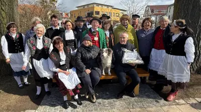 Freundschaftsbank für ARD-Serie 'Käthe und ich' in Waren an der Müritz eingeweiht