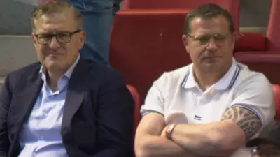 Frustrierter Eberl: Tattoo beim Bayern-Sportvorstand auf Tribüne sichtbar