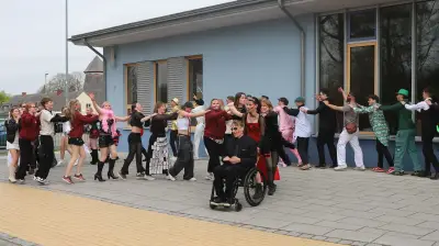 „Geiler Moment nach zwölf Jahren“: Abiturienten feieren letzten Schultag in Demmin