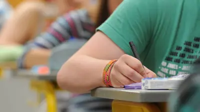 Gerichtsurteil zu Prüfungen: Eingeschaltetes Smartphone führt zur Disqualifikation