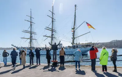 Gorch Fock startet historische Amerikareise: Atlantiküberquerung mit jungen Freiwilligen