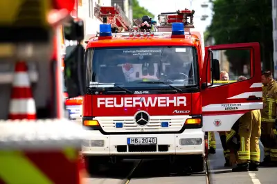 Großeinsatz in Bremen: Dachstuhlbrand nach Heckenfeuer fordert Verletzten