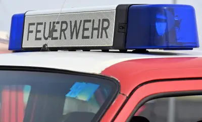 Großeinsatz in Dresdner Schulzentrum: Feuerwehr räumt Gebäude nach Gesundheitsalarm