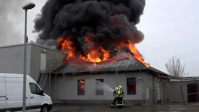 Großeinsatz in Hagen: Ehemalige Burger-King-Filiale steht in Vollbrand