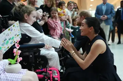 Harry und Meghan verteilen Umarmungen in australischer Kinderklinik