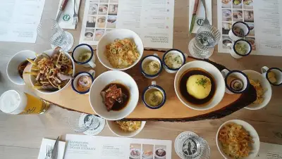 Haxnbauer München: Montags Haxn-Tapas und Hacker-Bier zum Fairpreis