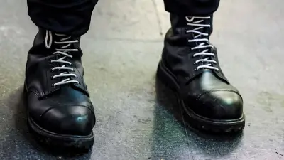 Hitlergruß, Haustür-Attacke und Bedrohung: Polizei ermittelt Neonazi-Terror in Cottbus