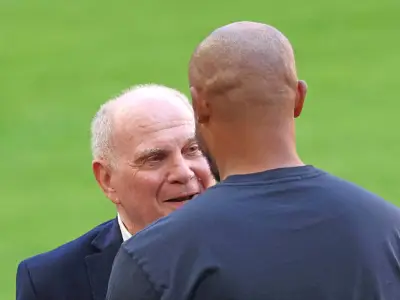 Hoeneß verweigert Kompany: Statt Xavi Simons gab es nur Apfelkuchen