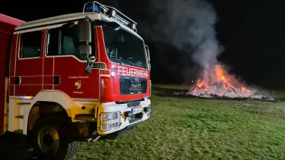 Horror beim Osterfeuer in Obhausen: Mann rennt in Flammen - 400 Zeugen geschockt
