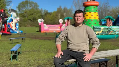 Hüpfburgen in Rostock: Tradition trotz Wetterkapriolen - Wie eine Schaustellerfamilie kämpft