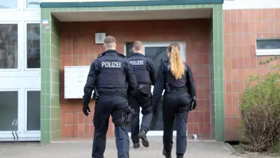 Jugendliche Räuber in Rostock: Waffen und Beute sichergestellt