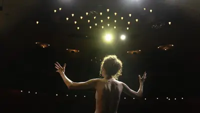 Julia Riedler brilliert als Fräulein Else in den Münchner Kammerspielen