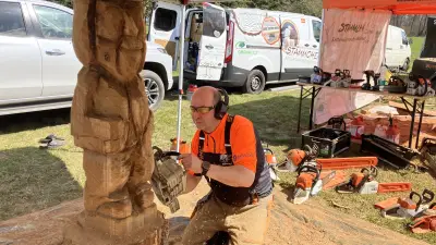 Kettensägen-Kunst für guten Zweck: Dorfleben-Skulpturen finanzieren mobilen Brotbackofen