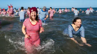 Kühlungsborn: Über 400 Mutige beim verspäteten Oster-Anbaden in der Ostsee