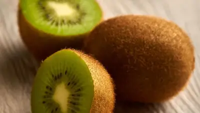 Kiwischale als Nährstoffwunder: Warum Sie die Schale nicht wegwerfen sollten