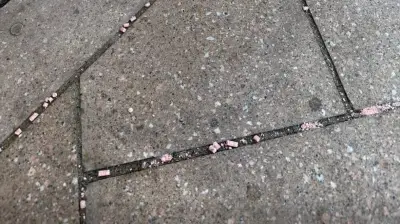 Kleinkind (1) schluckt Rattengift vor Einkaufszentrum in Monheim