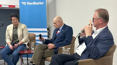 Krawatten und Kartoffeln: Symbolische Wahlkampfschlachten in Anklam