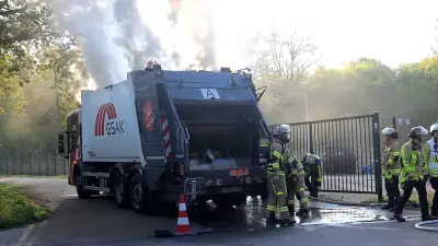 Krefelder Feuerwehr im Kraftakt: Sperrmüll-LKW in Sackgasse steht in Flammen