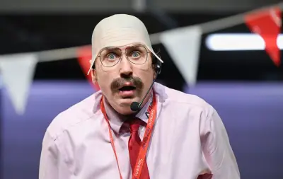 Lars Eidinger brilliert als geiziger Autohausbesitzer in moderner Molière-Adaption