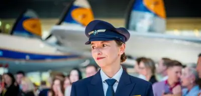 Lufthansa präsentiert neue Uniformen: Modenschau im Hangar One