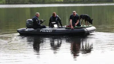 Mann (35) seit fast 2 Wochen verschwunden: Polizei sucht im See nach Opfer eines Verbrechens