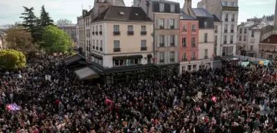 Massendemo in Saint-Denis gegen Rassismus nach rassistischen Angriffen auf Bürgermeister