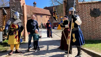Mittelalter-Saisonstart auf Penzliner Burg: Ritter und Bogenschießen locken Besucher