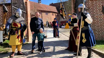 Mittelalterliches Spektakel: Penzliner Burg startet mit Rittern und Bogenschießen in die Saison