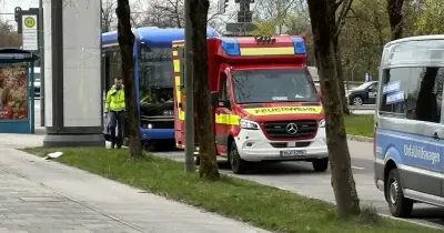 München: Bus-Vollbremsung nach Auto-Abbiegefehler – Mutter und Kind verletzt