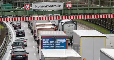 München: Mehrere Lkw lösen Höhenkontrollen aus - Fahrer flüchtet nach Schranken-Crash